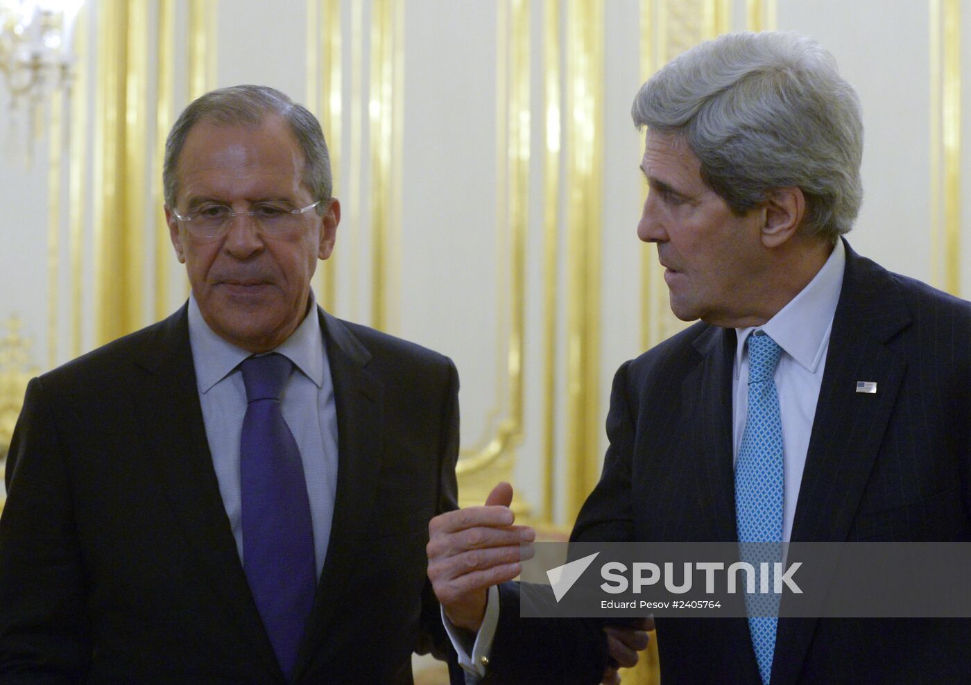 Sergei Lavrov and John Kerry meet in Paris