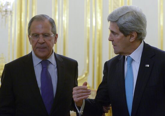 Sergei Lavrov and John Kerry meet in Paris
