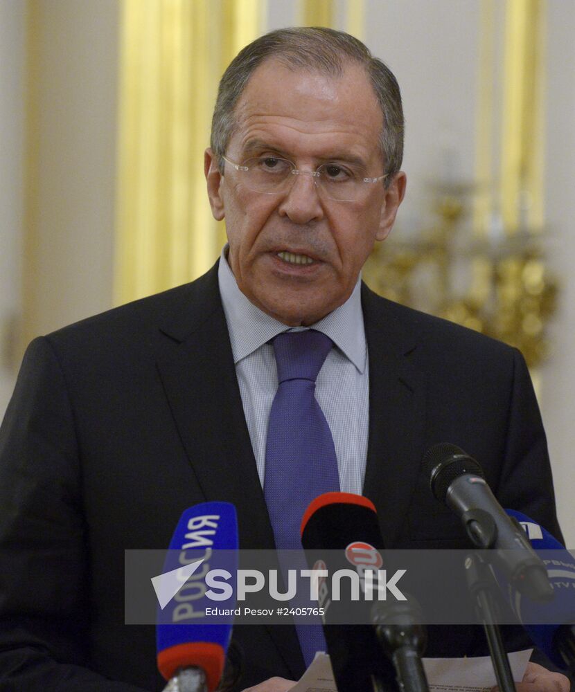 Sergei Lavrov and John Kerry meet in Paris