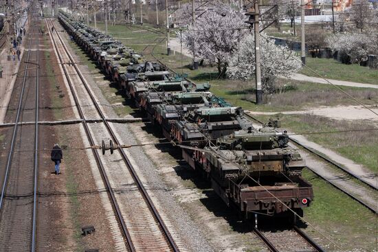 Ukrainian military equipment shipped by rail from Crimea to Ukraine