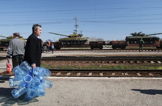 Ukrainian military equipment shipped by rail from Crimea to Ukraine