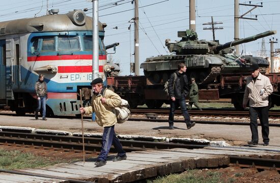 Ukrainian military equipment shipped by rail from Crimea to Ukraine