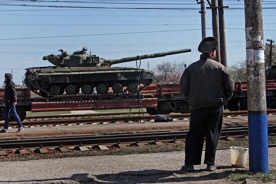 Ukrainian military equipment shipped by rail from Crimea to Ukraine