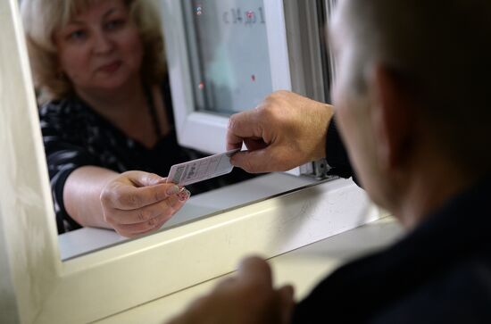 Russia starts issuing new driver's licenses