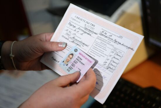 Russia starts issuing new driver's licenses