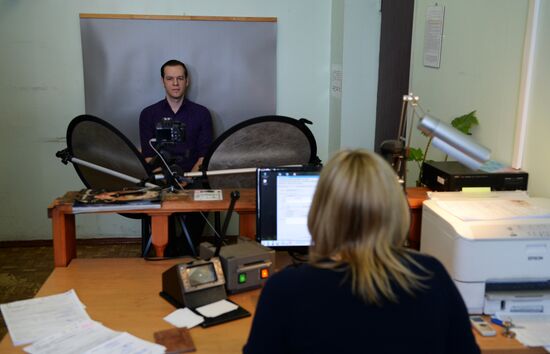 Russia starts issuing new driver's licenses