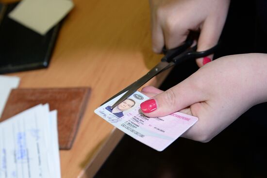 Russia starts issuing new driver's licenses