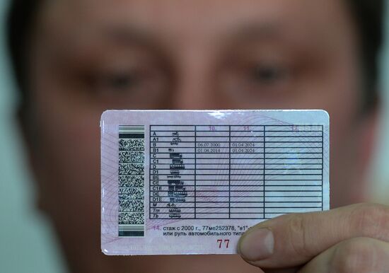 New style driver licenses are issued in Russia
