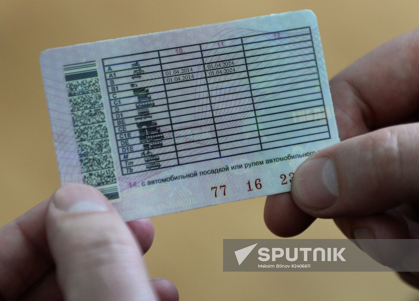 New style driver licenses are issued in Russia