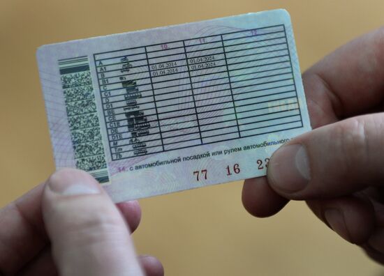 New style driver licenses are issued in Russia