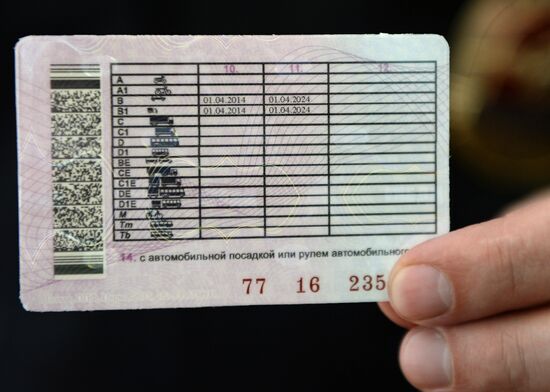 New style driver licenses are issued in Russia