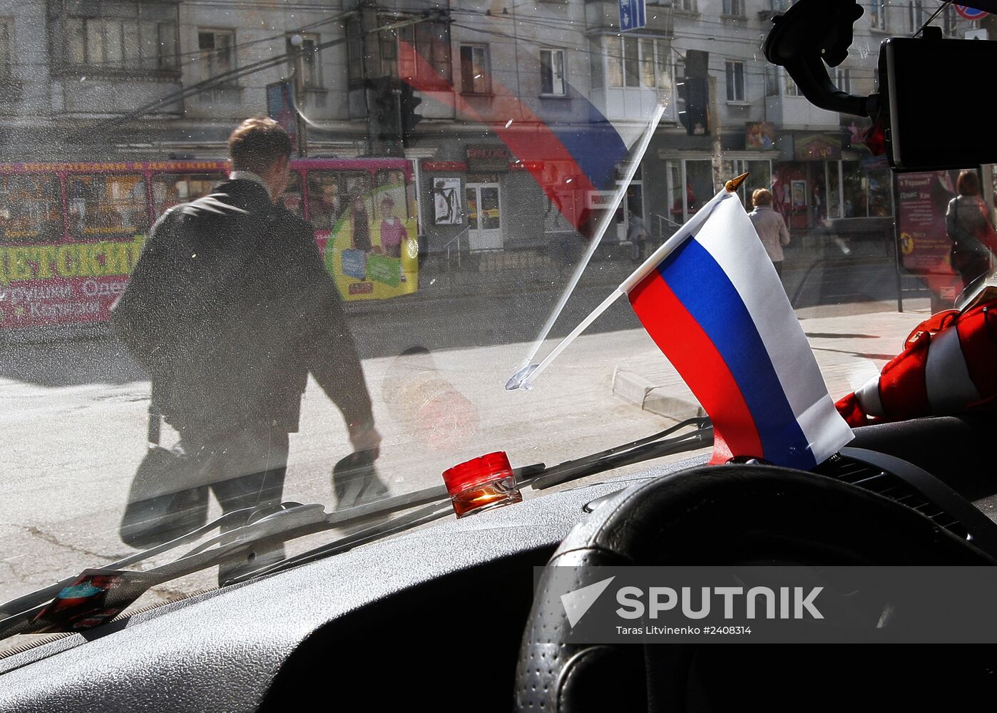 Russian patriotic symbols in cars in Simferopol
