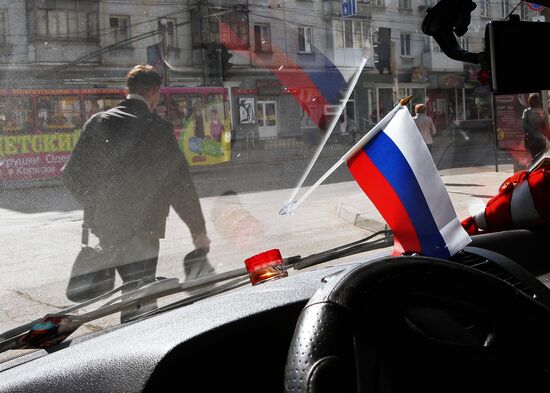 Russian patriotic symbols in cars in Simferopol