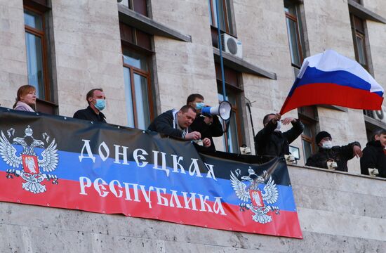 Supporters of referendum on Donetsk region's status stage rally