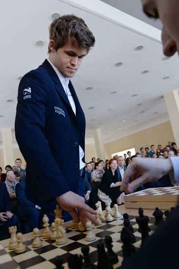World chess champion Sven Magnus Øen Carlsen visits the Moscow Institute of Physics and Technology