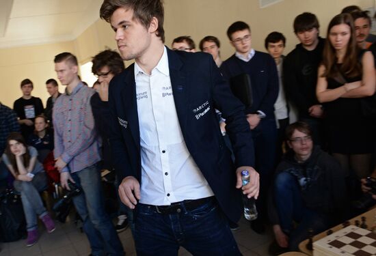 World chess champion Sven Magnus Øen Carlsen visits the Moscow Institute of Physics and Technology