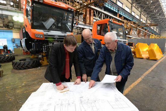 Manufacturing locomobiles at Chelyabinsk Tractor Plant