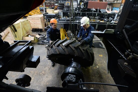 Manufacturing locomobiles at Chelyabinsk Tractor Plant