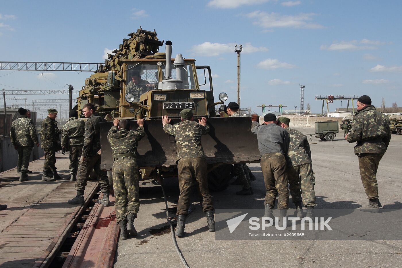 Ukrainian servicemen transport equipment from Crimea