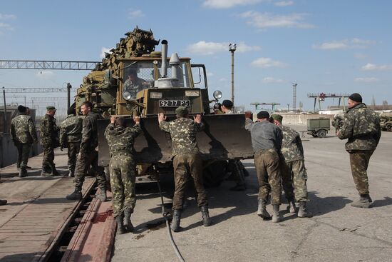Ukrainian servicemen transport equipment from Crimea