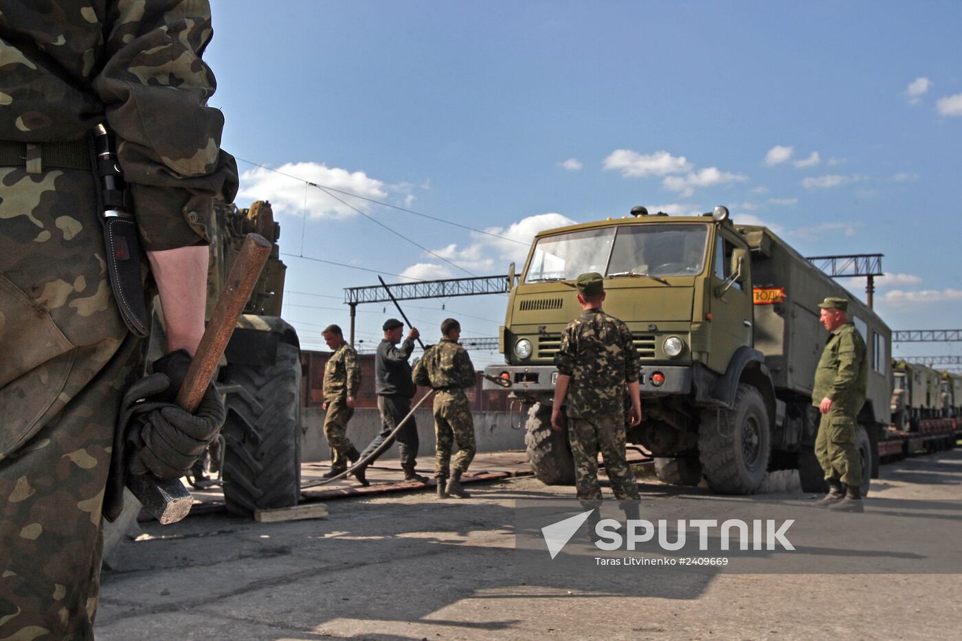 Ukrainian servicemen transport equipment from Crimea