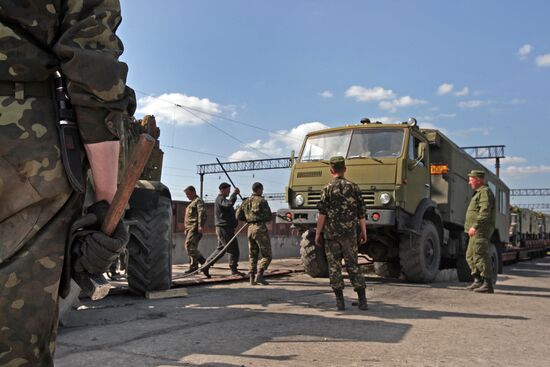 Ukrainian servicemen transport equipment from Crimea