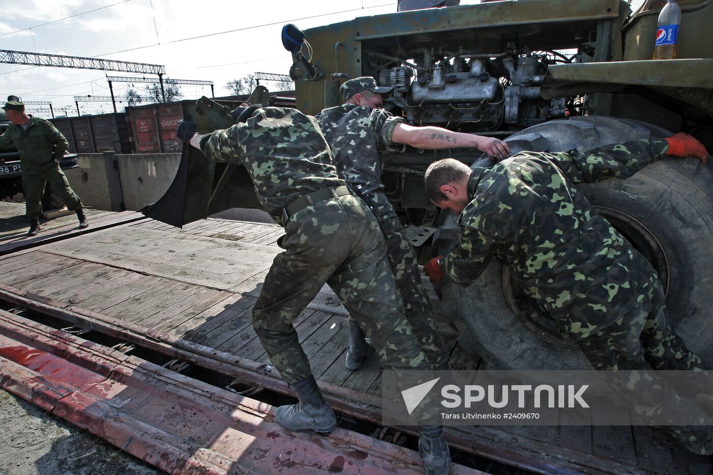 Ukrainian servicemen transport equipment from Crimea