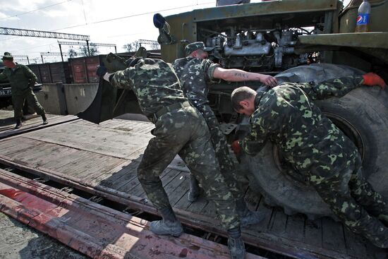 Ukrainian servicemen transport equipment from Crimea