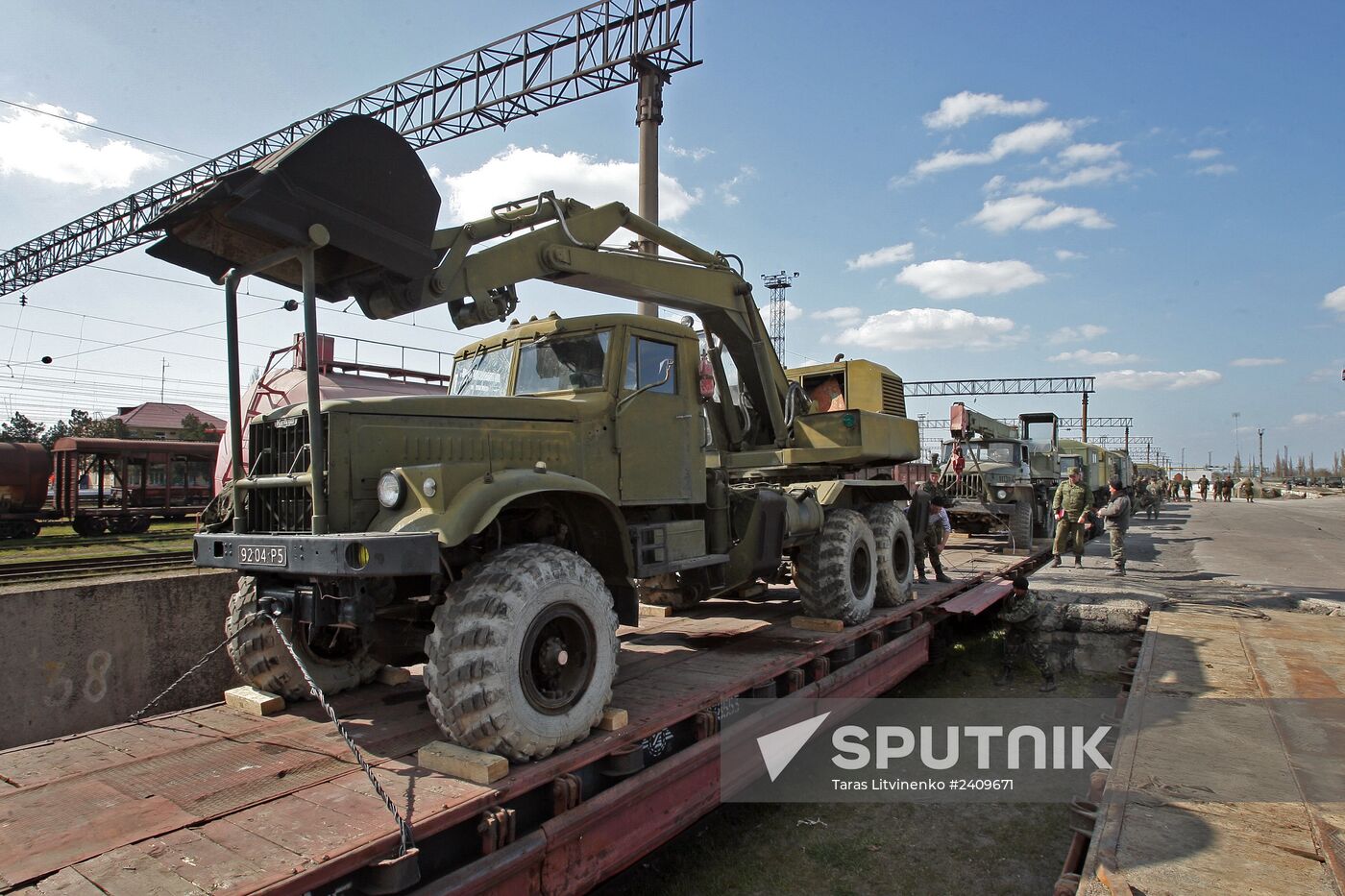 Ukrainian servicemen transport equipment from Crimea