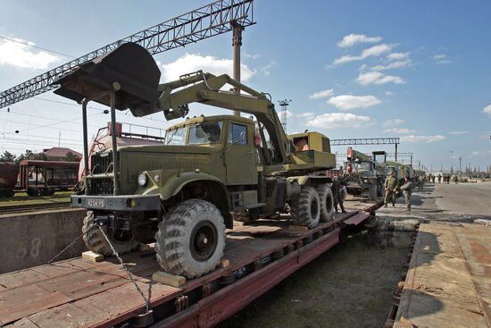 Ukrainian servicemen transport equipment from Crimea