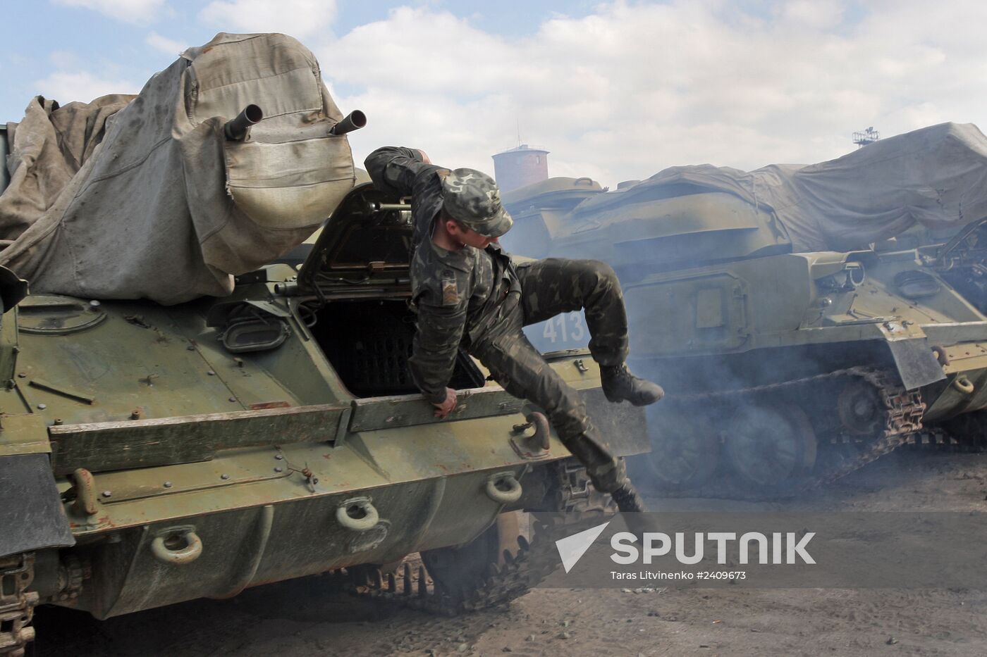 Ukrainian servicemen transport equipment from Crimea