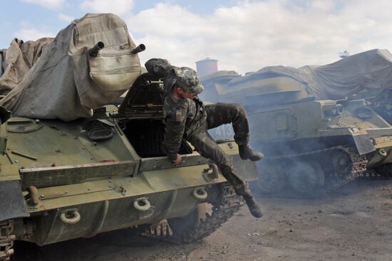 Ukrainian servicemen transport equipment from Crimea