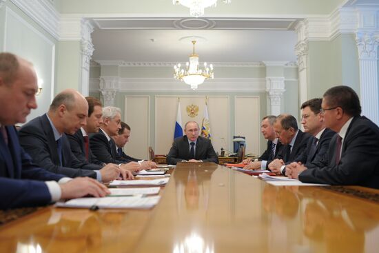 Vladimir Putin chairs meeting with government members