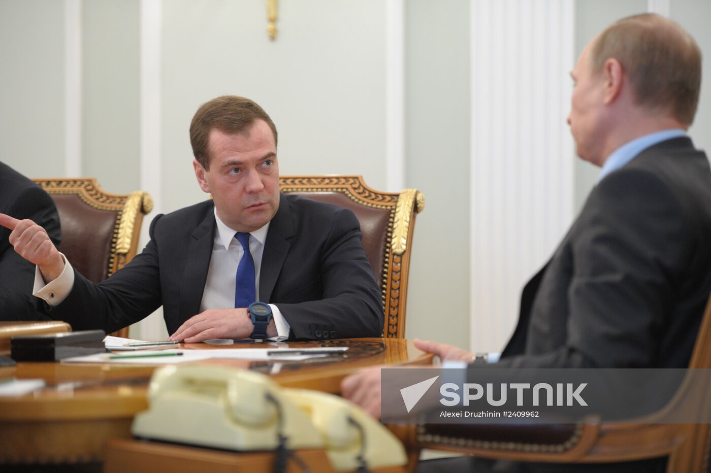Vladimir Putin chairs meeting with government members