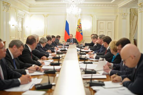 Vladimir Putin holds a meeting with Presidential Plenipotentiary Envoys to the Federal Districts