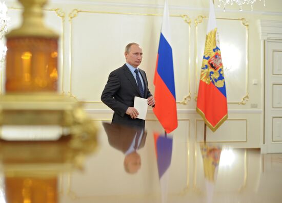 Vladimir Putin holds a meeting with Presidential Plenipotentiary Envoys to the Federal Districts