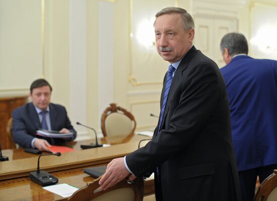 Vladimir Putin holds a meeting with Presidential Plenipotentiary Envoys to the Federal Districts