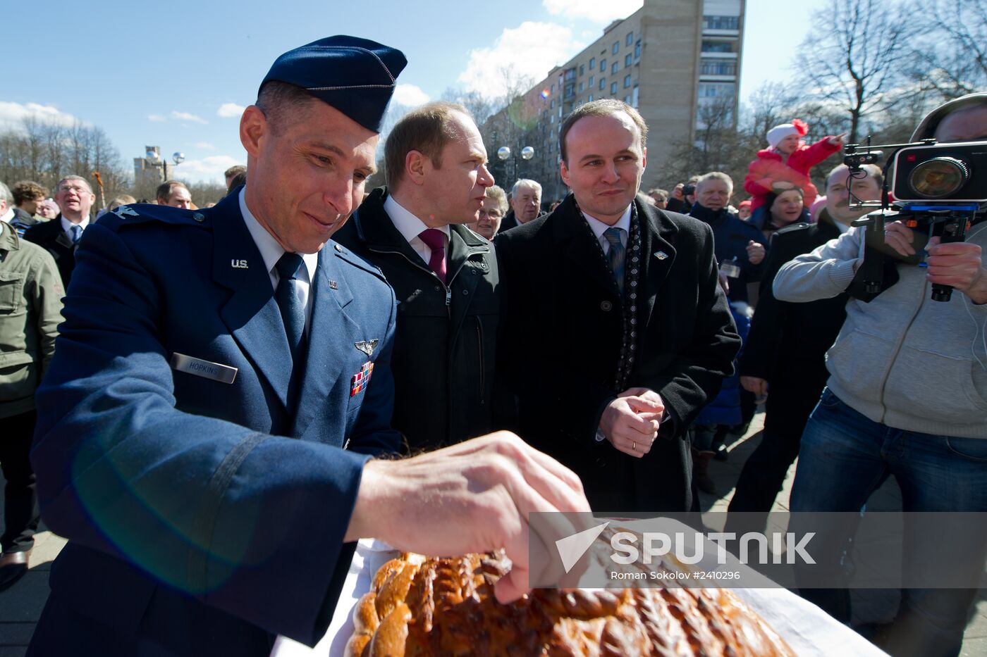 Greeting ISS Expedition 38 in Star City