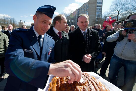 Greeting ISS Expedition 38 in Star City