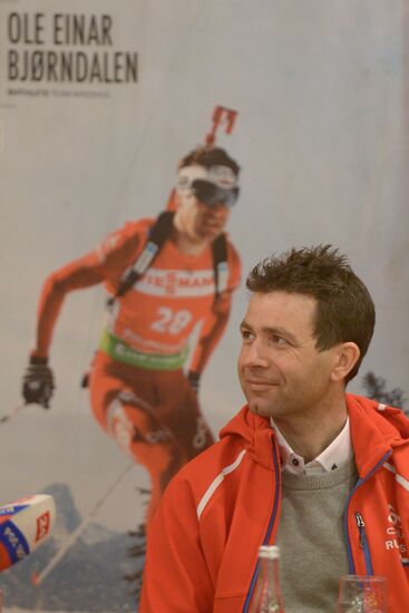 Ole Einar Bjørndalen gives autograph session