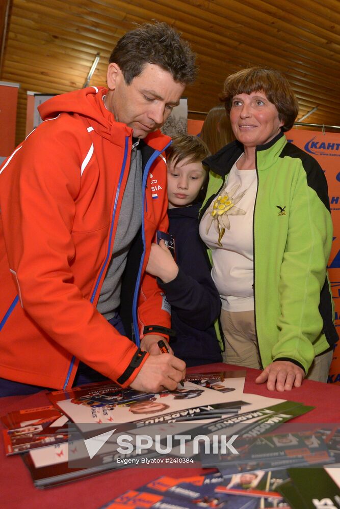 Ole Einar Bjørndalen gives autograph session
