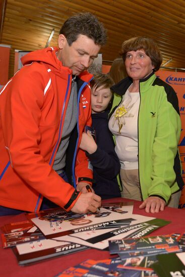 Ole Einar Bjørndalen gives autograph session