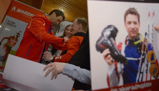 Ole Einar Bjørndalen gives autograph session