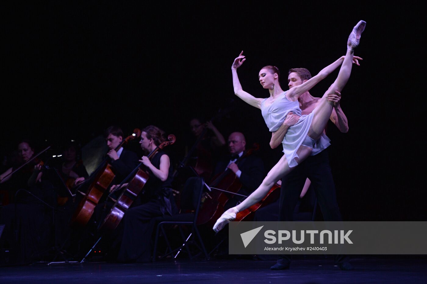 "Pas de deux on toes and for toes" concert as part of Trans-Siberian art festival