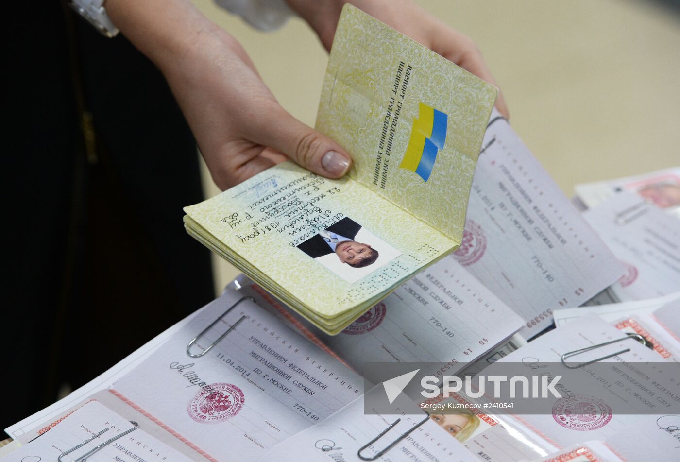 Russia issues passports to Crimean residents