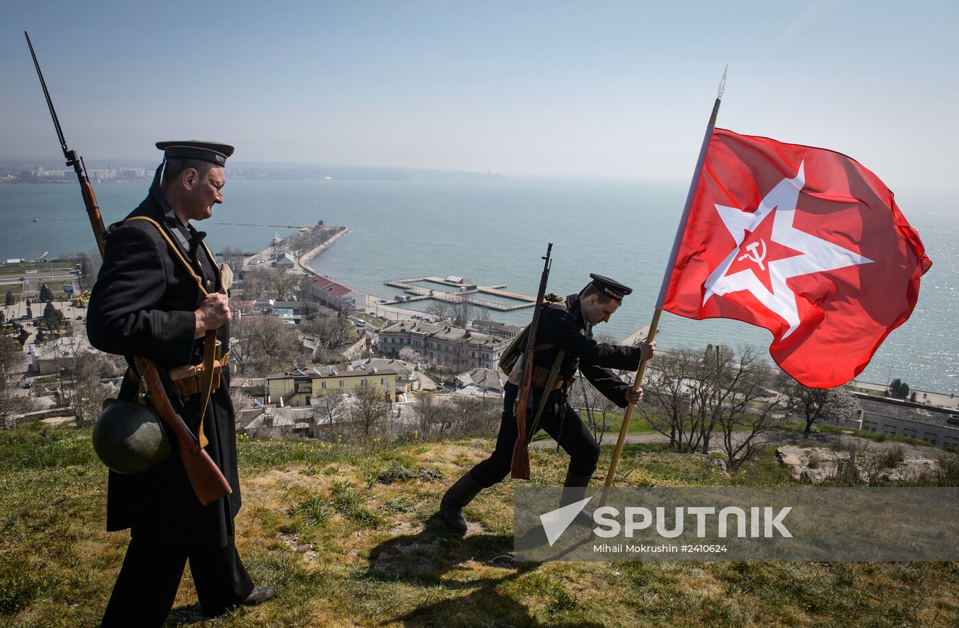 Raising flag over Mount Mithridat
