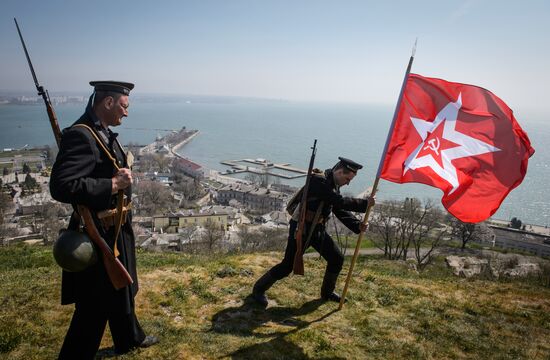 Raising flag over Mount Mithridat