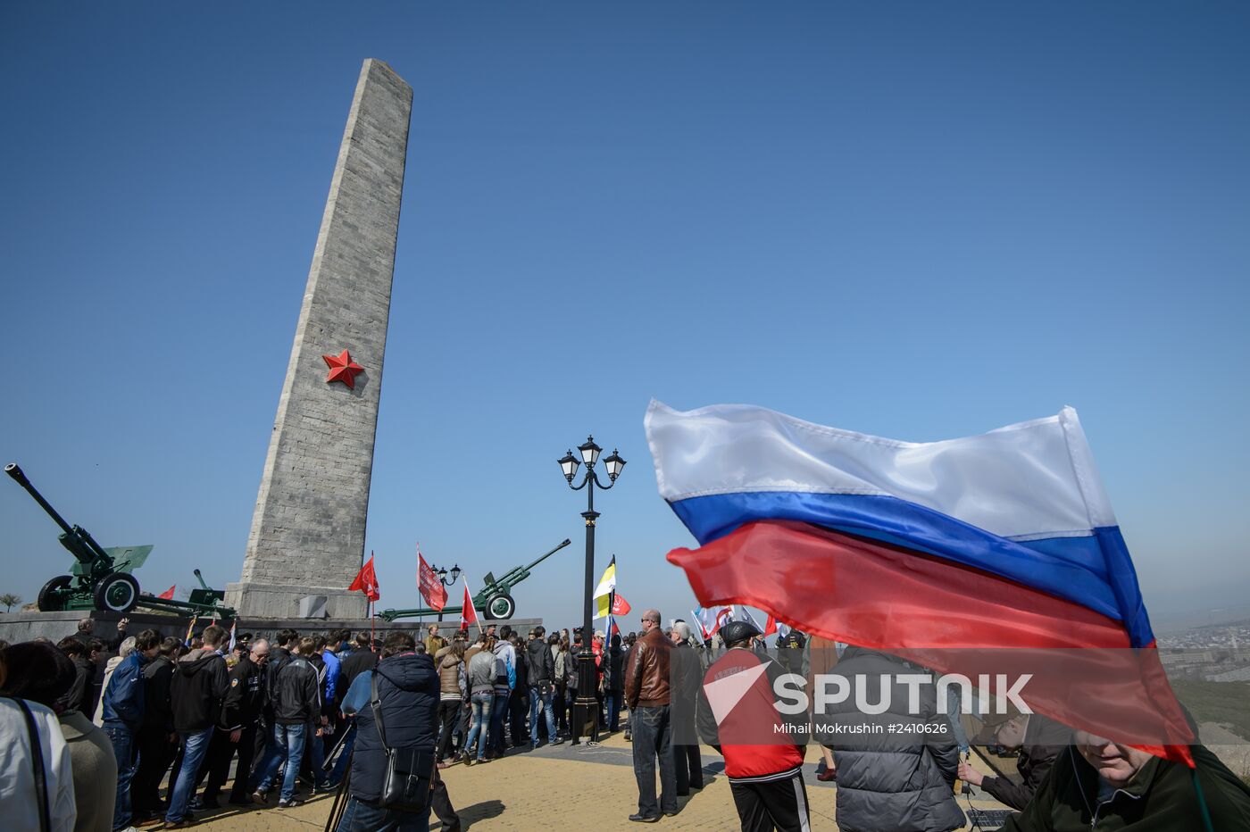 Raising flag over Mount Midridat