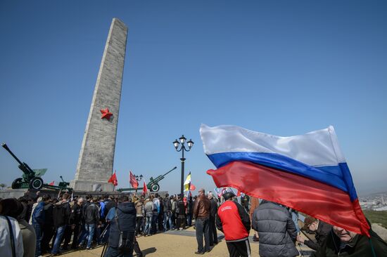 Raising flag over Mount Midridat