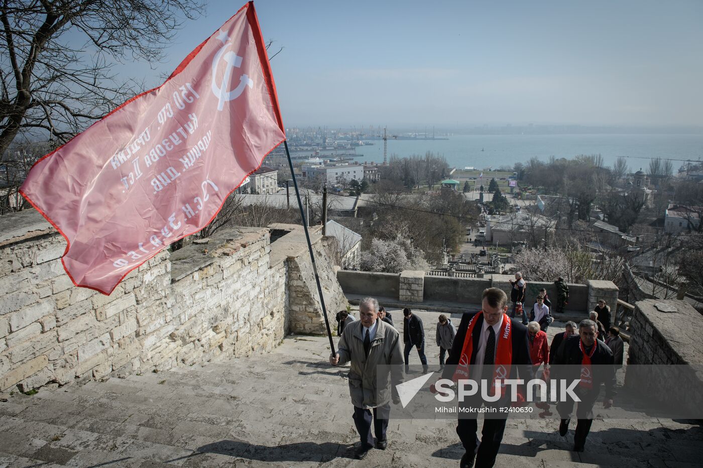 Raising flag over Mount Mithridat